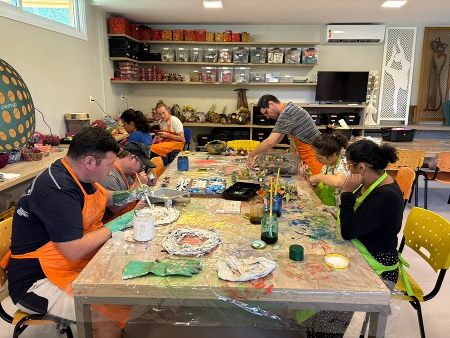 Apae Gramado realiza 1ª Feirinha de Páscoa com produtos artesanais e foco na inclusão 1 Pecas sao produzidas pelos usuarios da APAE Gramado - Acontece Gramado