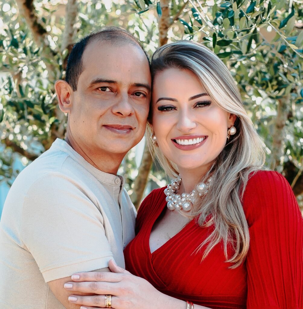 Como os empresários Priscila e Juliano Miyake elevam o padrão de gestão imobiliária em Gramado e Canela 1 juliano e priscila - Acontece Gramado