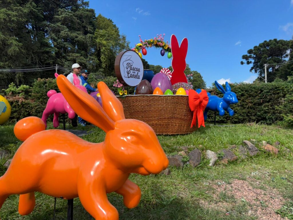 Canela inicia montagem da decoração para a Páscoa 2026. Evento inicia no dia 21 de março 1 Decoracao da Pascoa instalada na rotula do Caracol Adriana Rabassa - Acontece Gramado