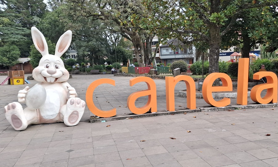 Páscoa em Canela começa neste sábado (21) com estreia de desfile temático 1 Decoracoes instaladas anunciam que a Pascoa em Canela vai comecar Julio Dias - Acontece Gramado