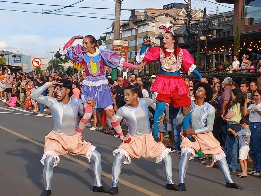 Páscoa em Canela estreia espetáculos gratuitos e realiza tradicional desfile neste final de semana 1 Desfile Encantado - Acontece Gramado