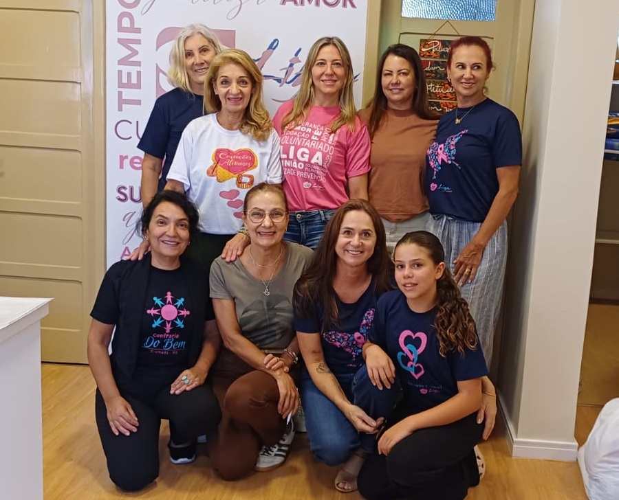 Gramado celebra 10 anos do Projeto Corações Afetuosos com evento gratuito na Vila Joaquina 1 Integrantes da Liga Feminina de Combate ao Cancer e Angela Oliveira idealizadora do Coracoes Afetuosos. Creditos Divulgacao - Acontece Gramado