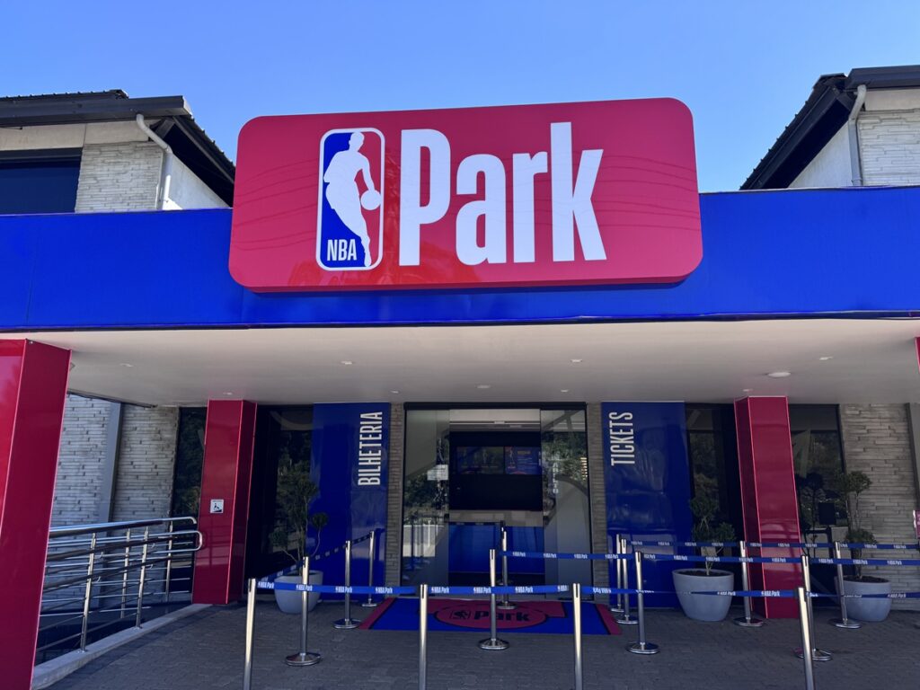 Doação de produtos de higiene vale ingresso para o NBA Park em Gramado de 04 a 13 de março 1 NBA Graamdo Fachada creditos Divulgacao - Acontece Gramado