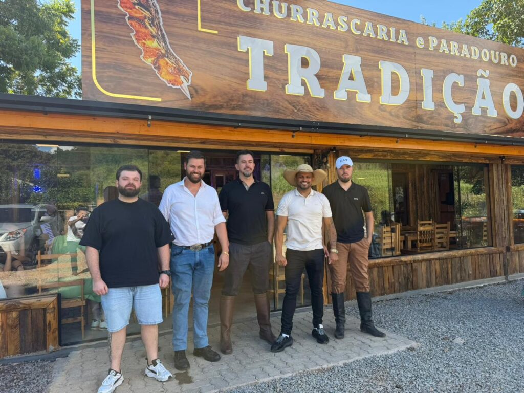 Inaugura no interior de Gramado o Paradouro e Churrascaria Tradição 1 Socios Julio Charles Fabio Fred e Willian - Acontece Gramado