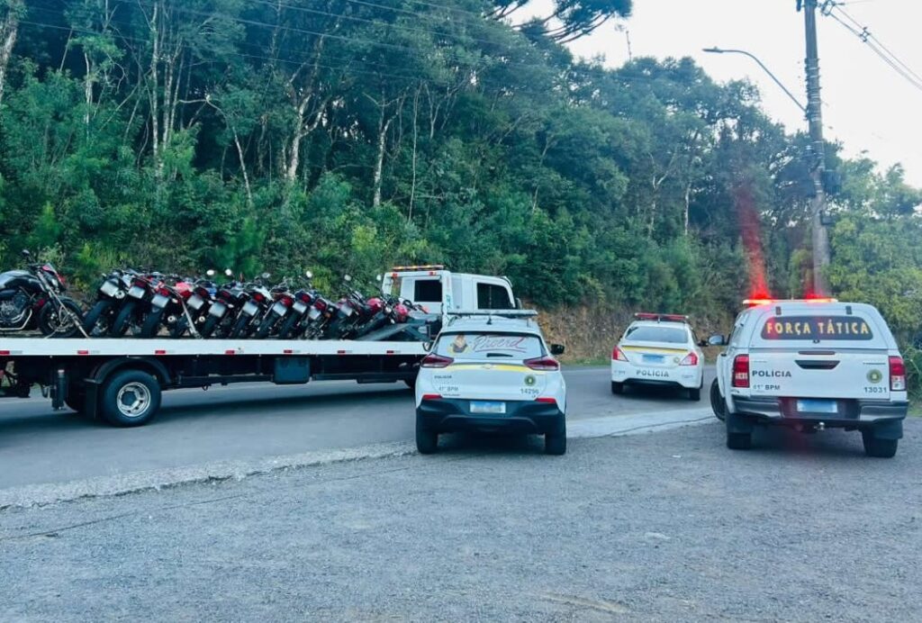 Brigada Militar apreende 14 motocicletas após denúncias de manobras perigosas em Canela 1 BM canela - Acontece Gramado