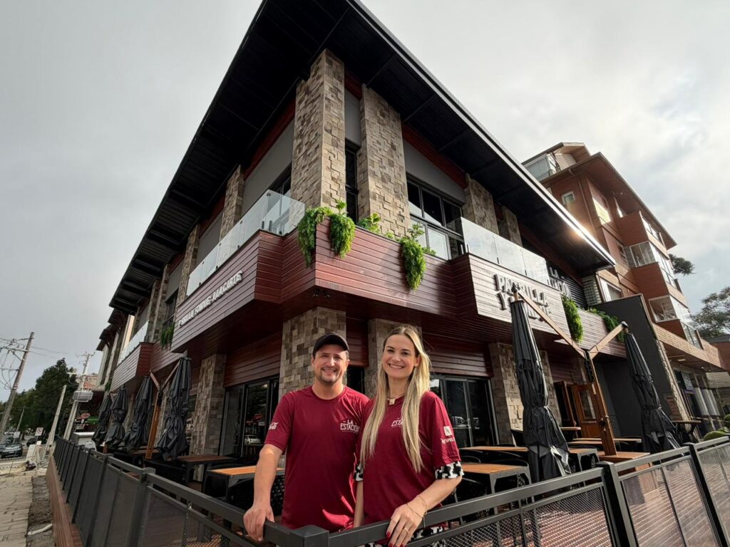 Do início três meses antes da pandemia a um dos maiores restaurantes da região: Vem aí o novo La Estación Canela 1 La estacion Empresarios Leandro Oliveira e Adriana Rambo 2 - Acontece Gramado