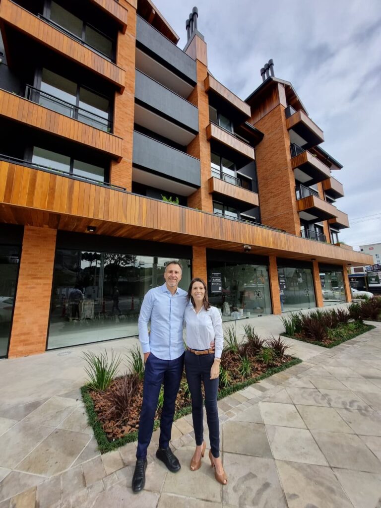 Senso Properties celebra 15 anos com entrega do residencial ARS em Canela 1 Mateus Facchin e Ana Carolina Facchin SENSO PROPERTIES foto de Catiucia Ruas - Acontece Gramado