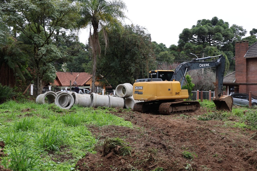 Prefeitura de Canela inicia obra para combater alagamentos no bairro Vila Suíça 1 Obras de drenagem na Vila Suica Julio Dias - Acontece Gramado