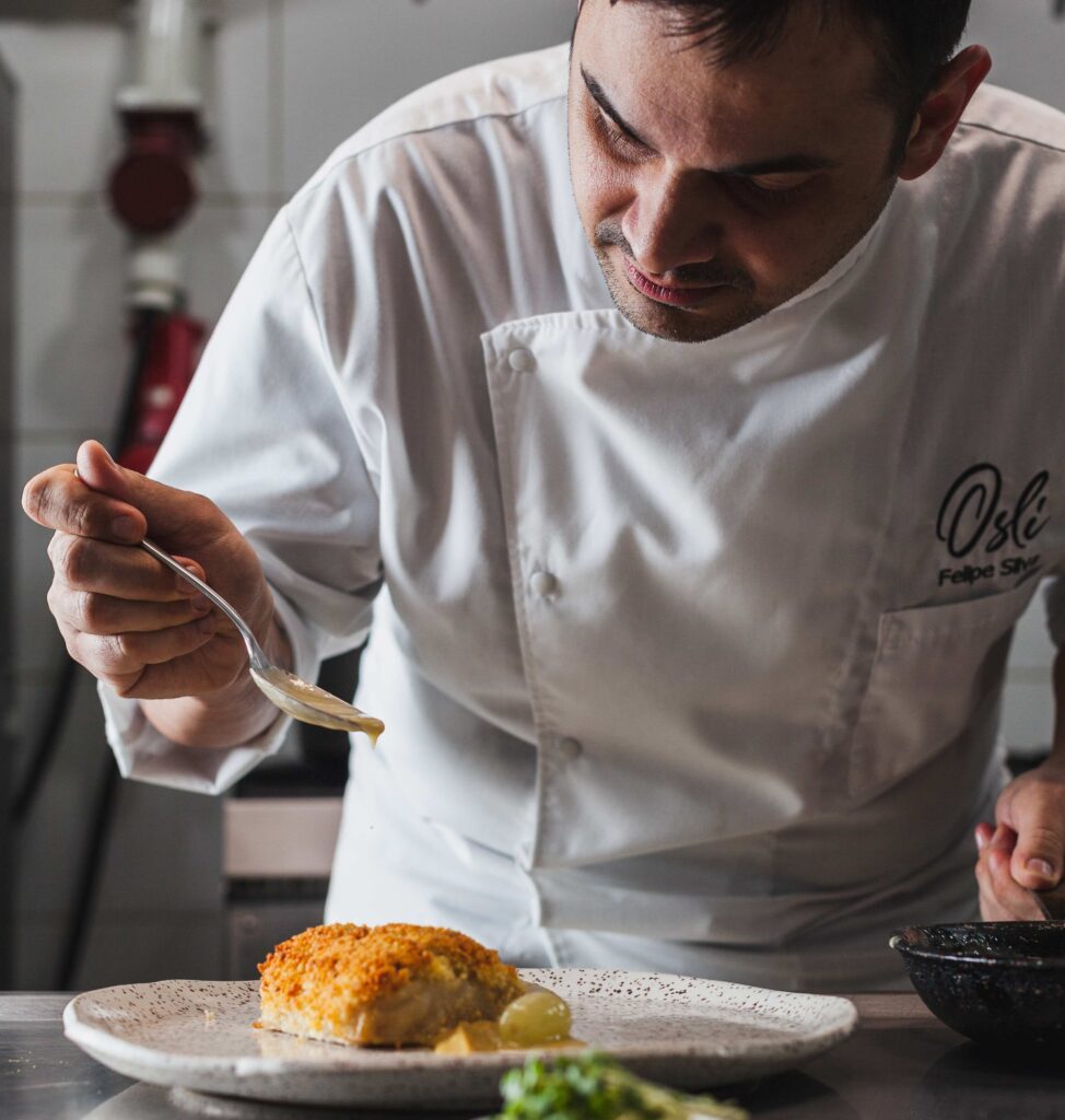 Chef Felipe Silva, do LK Design Hotel Floripa, assina jantar exclusivo no Valle D’Incanto em Gramado 1 Osli Chef Felipe Silva Cred Linda Laranja acontece - Acontece Gramado