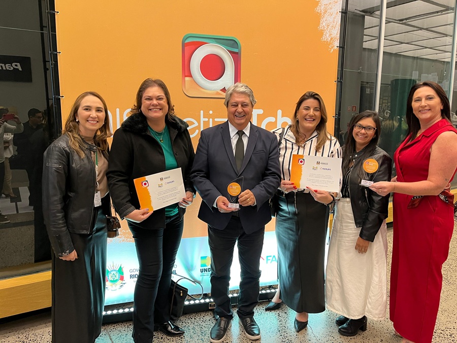 Duas Escolas de Gramado recebem prêmio estadual por excelência na alfabetização 1 Premio AlfabetizaTche Josieli Linda prefeito Nestor Jenifer Leonice e secretaria Simone - Acontece Gramado