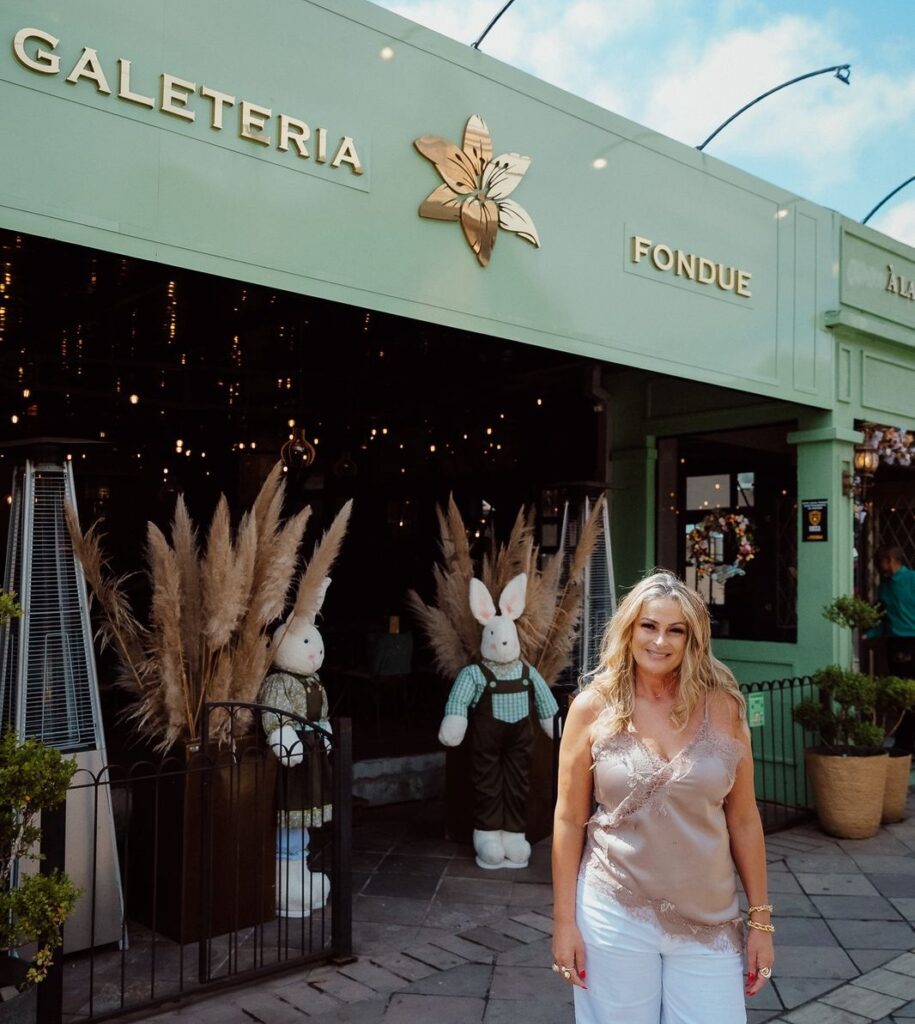 Casa 197 inaugura em Canela com tradição serrana e toque de sofisticação 1 Proprietaria Liane Santos em frente a Casa 197 - Acontece Gramado