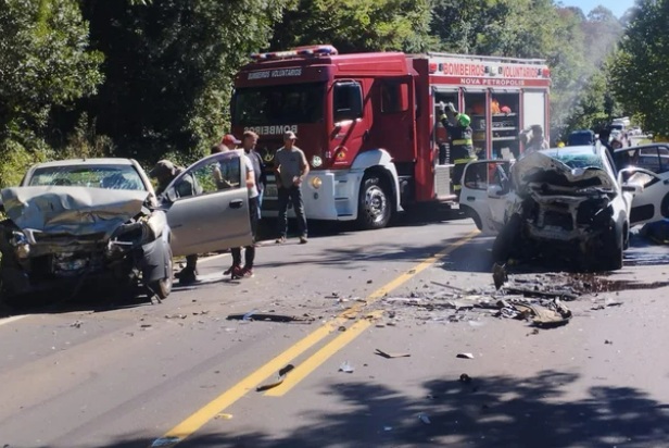 Duas pessoas ficam gravemente feridas em acidente na RS-235, em Nova Petrópolis 1 acidnete 235 - Acontece Gramado