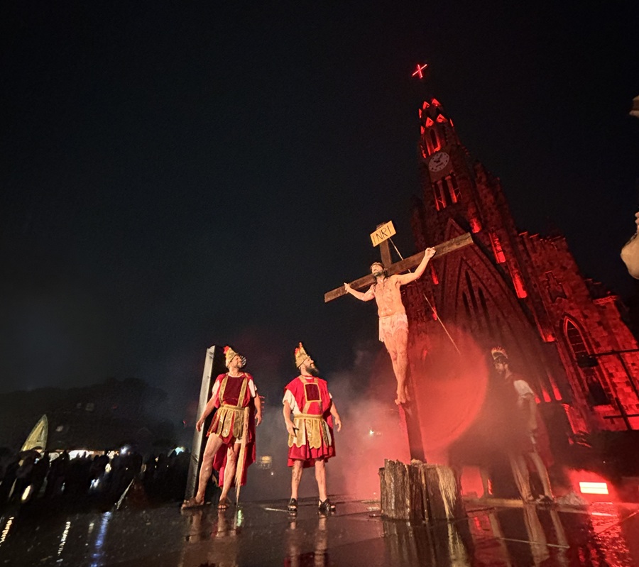 Espetáculo Da Cruz à Luz emociona público no Centro de Canela 1 dacruzaluz.jpg - Acontece Gramado