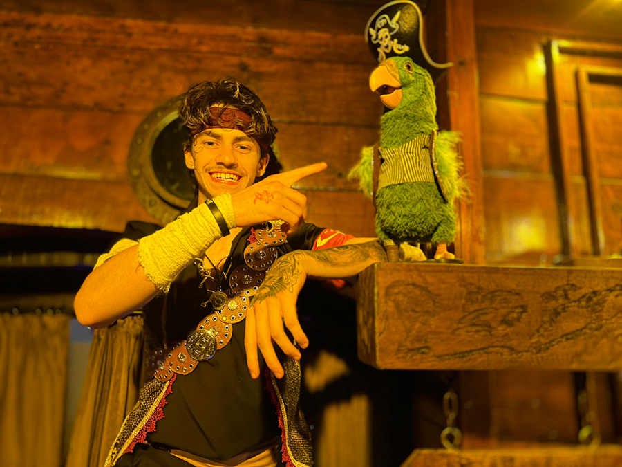 Grupo Unity apresenta Mussarelo e Calabreso como as novas atrações robóticas do Cara de Mau em Gramado 1 papagaio - Acontece Gramado