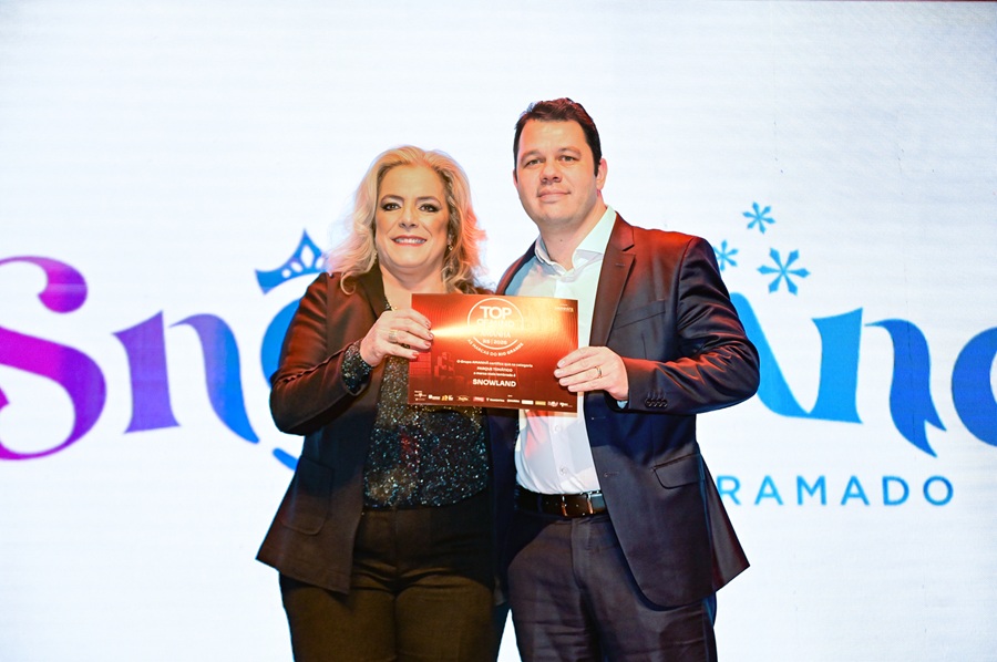 Snowland é eleito o melhor parque temático do Rio Grande do Sul no Top of Mind 2026 1 A gerente de relacionamento do Grupo Amanha Luciane Wellausen e o CEO da Gramado Parks Ronaldo Costa Beber Foto Anga Fotografia - Acontece Gramado