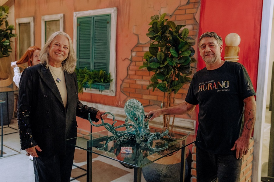Bienal Internacional de Arte em Vidro abre exposições gratuitas em Gramado 1 Irane Land e Marcelino Dias com uma das obras da Cristais na Exposicao da Bienal foto de Jei Heydt - Acontece Gramado