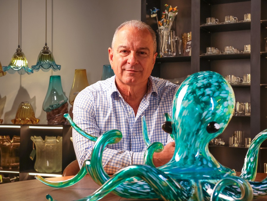 Gramado sedia pela primeira vez a Bienal internacional de arte em vidro 1 Telmo de Freitas Gomes e obra que sera exposta na Bienal de Arte foto Divulgacao Cristais de Gramado - Acontece Gramado
