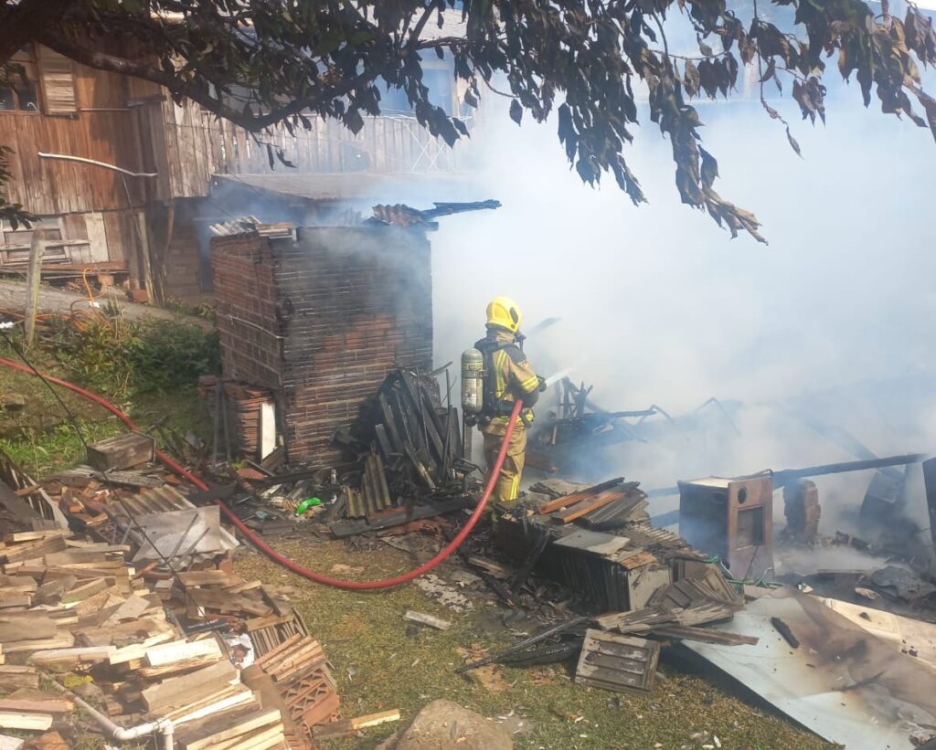 Incêndio destrói três casas e mobiliza bombeiros de Canela e Gramado no bairro Tiririca 1 incendio canela 3 - Acontece Gramado