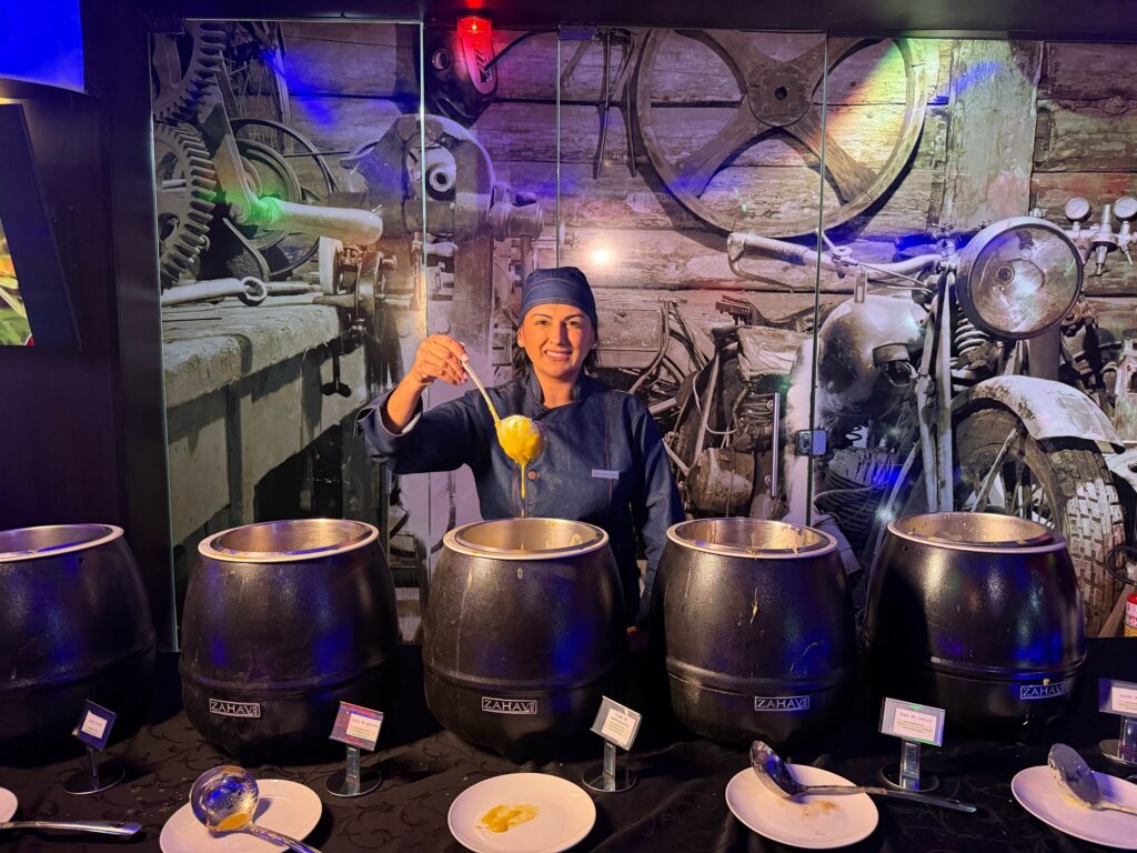 Famoso Festival de Sopas de São Paulo chega a Gramado e inicia operação no Dreams Motor Show 1 Chef Sara Ramos Rossi assina a gastronomia do Festival - Acontece Gramado