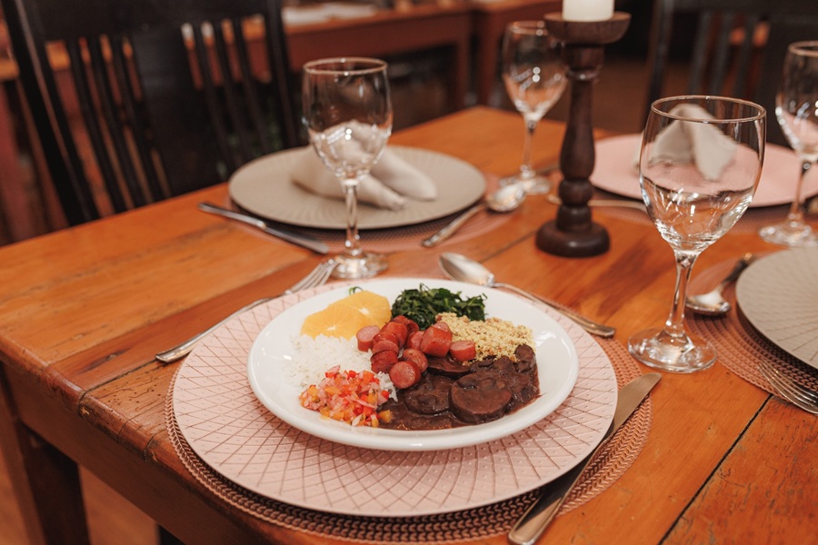 Grande Hotel Canela lança feijoada semanal aos sábados e apresenta nova gestora de gastronomia 1 Feijoada por Gean Dittmam - Acontece Gramado