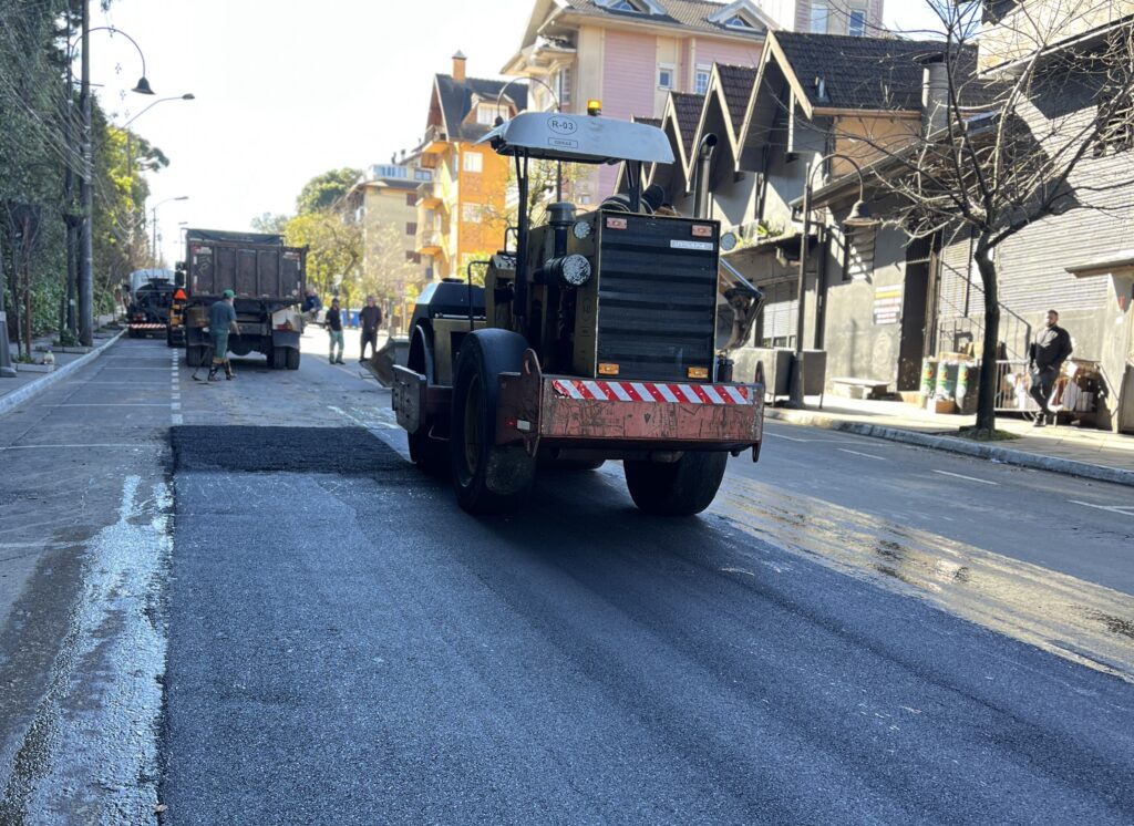 Prefeitura de Gramado intensifica recuperação asfáltica em vias urbanas e do interior 1 Repavimentacao Angelo Bisol 2 - Acontece Gramado