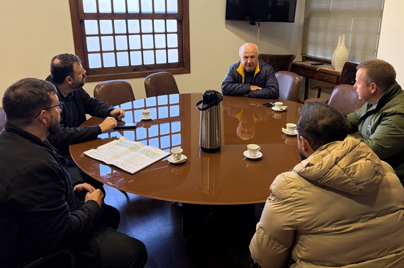 Começam as obras de recuperação e contenção em seis pontos críticos da ERS-373 em Gramado 1 Reuniao com DAER 2 - Acontece Gramado