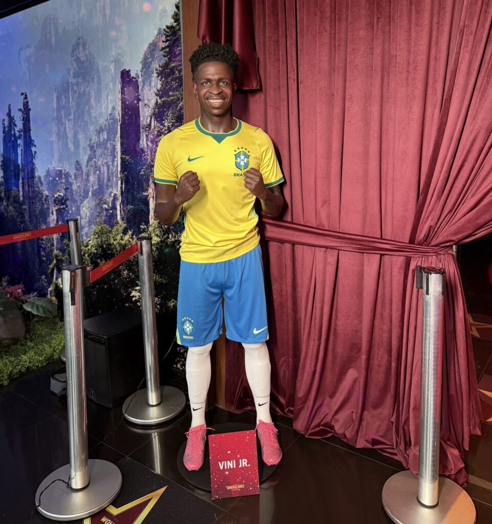 Jogador Vini Jr. ganha estátua em tamanho real no Dreamland Museu de Cera em Gramado 1 Vini Junior estatua Museu de Cera Gramado 3 - Acontece Gramado