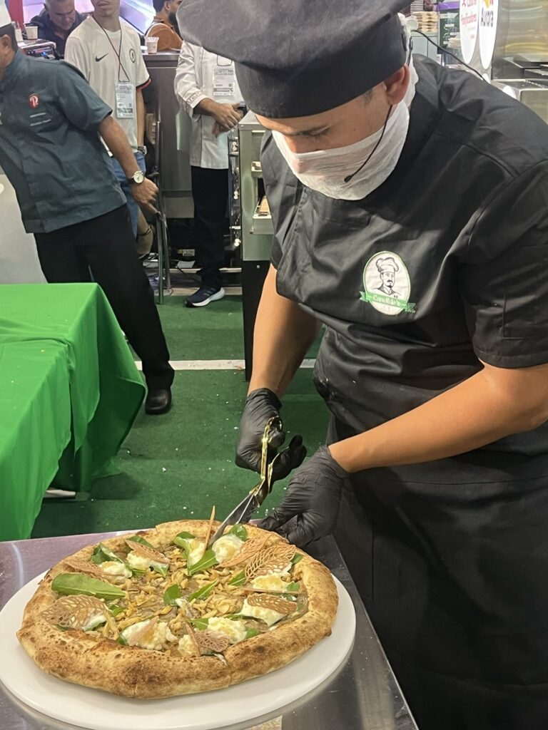 Pizza de pinhão e cogumelos, do chef Igor Cândido de Gramado, conquista o 2º lugar na Copa Brasileira de Pizzaria 1 chef Igor 1 - Acontece Gramado