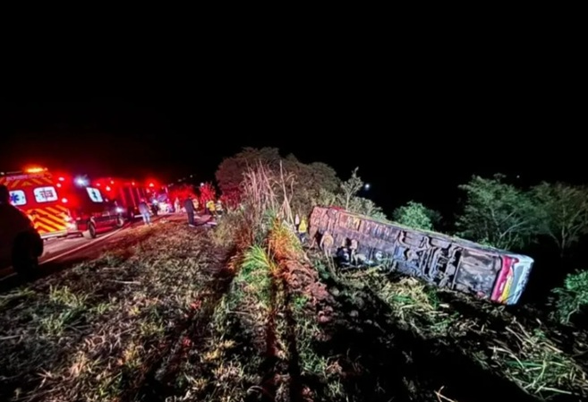 Ônibus que retornava de Gramado e Canela tomba em ribanceira em SC. Três pessoas morreram 1 Acidente onibus - Acontece Gramado