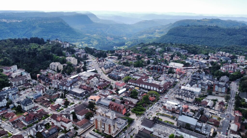 Prefeitura de Gramado prorroga suspensão de novos grandes empreendimentos em gastronomia e hotelaria 1 Aerea Centro de Gramado 1 - Acontece Gramado