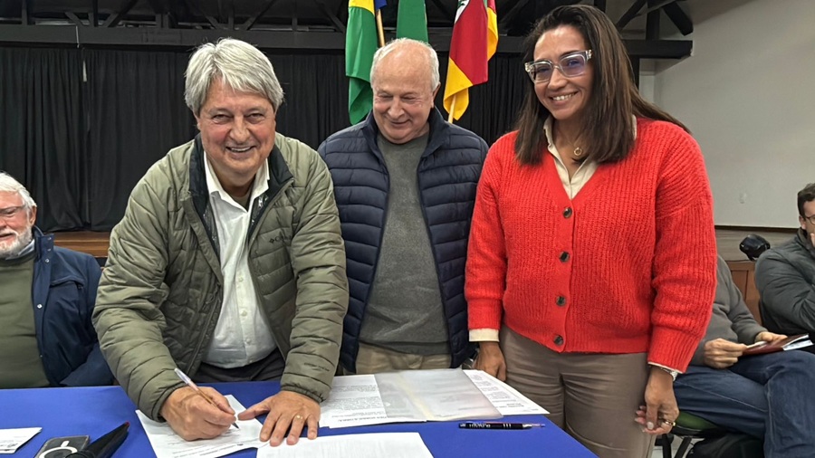 Prefeito assina contrato de R$ 13,6 milhões e obras de reconstrução no bairro Piratini iniciam em 40 dias 1 Assinatura contrato prefeito Nestor vice Luia e Procuradora Mariana - Acontece Gramado