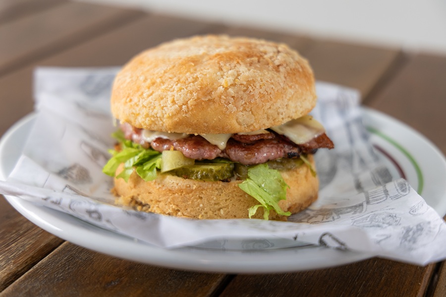 Do bolinho de batata-doce ao risoto de chocolate: conheça as delícias da 32ª Festa Colonial de Canela 1 Cuca Burger JulioDias - Acontece Gramado