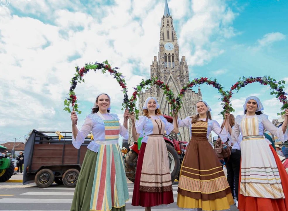 32ª Festa Colonial de Canela começa sexta (17). Evento terá grandes shows e abertura com Os Serranos 1 Festa colonial - Acontece Gramado