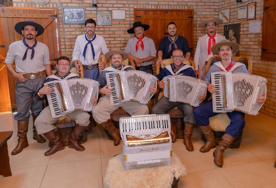Último final de semana da Festa Colonial de Canela reúne nomes da música gaúcha e gastronomia 1 Foto Os Monarcas 2025 1 1.jpg - Acontece Gramado
