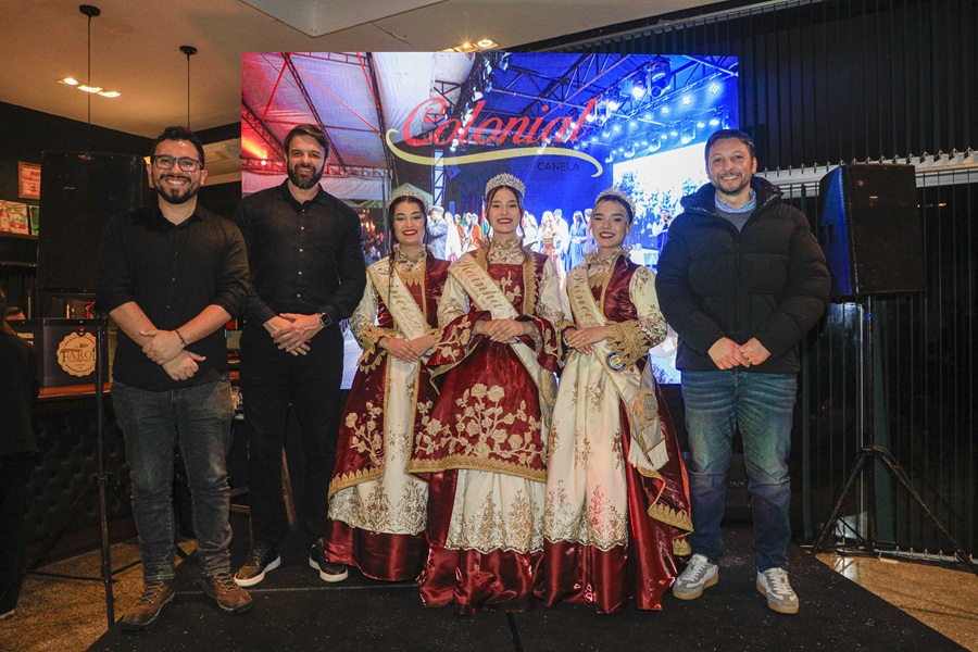 Canela lança a 32ª Festa Colonial com grandes shows, tradição e expectativa de recorde de visitantes 1 Jaison Athos Clara Lavinia Manuelle e prefeito Gilberto - Acontece Gramado