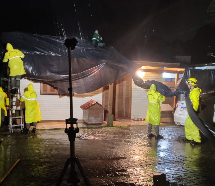 Temporal com granizo na madrugada causa danos materiais a residências em Canela e Gramado 1 bombeiros canela - Acontece Gramado