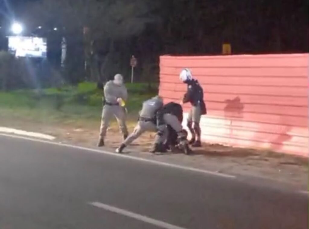 Homem em surto é preso após ameaçar moradores e invadir avenida em Canela 1 surto canela - Acontece Gramado