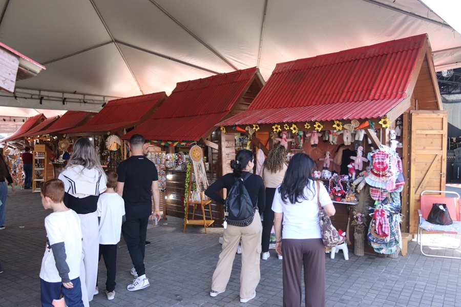 Casinhas do artesanato de Canela seguem abertas na Praça João Corrêa até o final de agosto 1 Artesaos continuam na Praca ate 30 de agosto Julio Dias - Acontece Gramado