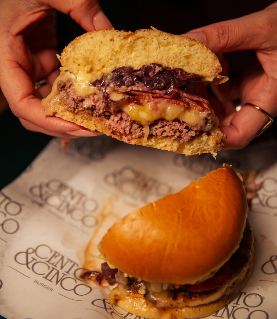Sabores de Canela na rua e com alta gastronomia: Festival inicia dia 2 na Praça João Corrêa 1 Burguer Cento e cinco serrano burguer 105 - Acontece Gramado