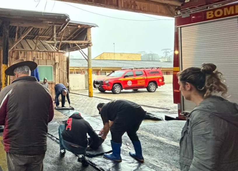 Canela decreta situação de emergência após temporal de granizo e mobilizou mais de 500 atendimentos 2 Distribuicao de lonas no Corpo de Bombeiros ontem - Acontece Gramado