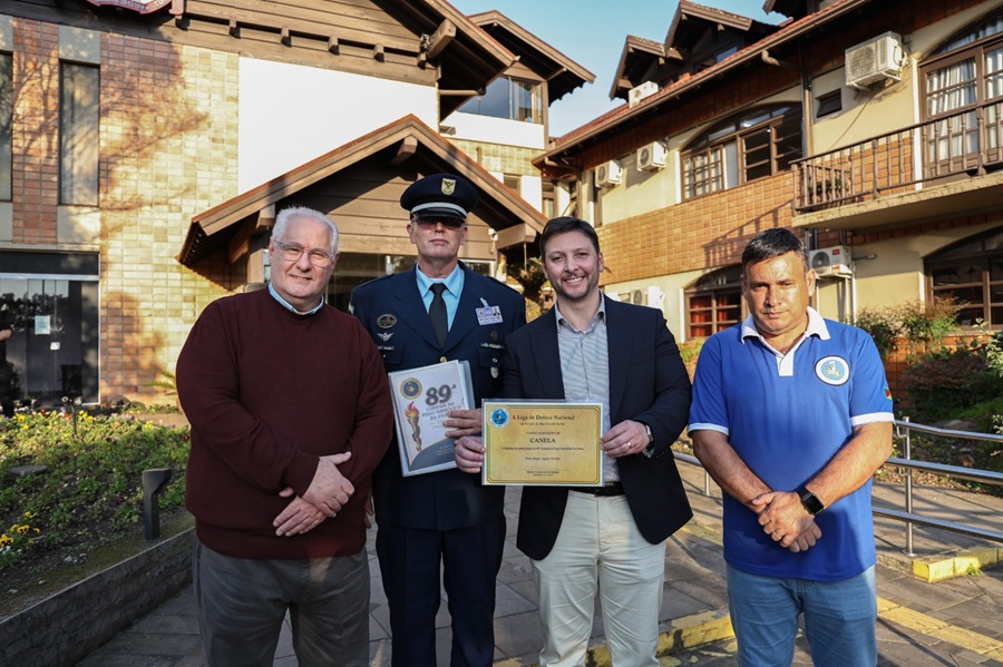 Abertura da Semana da Pátria em Canela é marcada pela chegada do Fogo Simbólico 1 Gilberto Tegner Marcio HermmigGilberto Cezar e Luis Carlos Azevedo da Rosa - Acontece Gramado