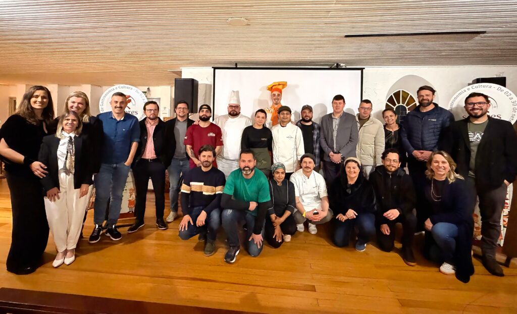 Festival Sabores de Canela terá uma semana na Praça João Corrêa e roteiro nos restaurantes em setembro 1 lancamento Sabores chefs autoridades e empresarios - Acontece Gramado