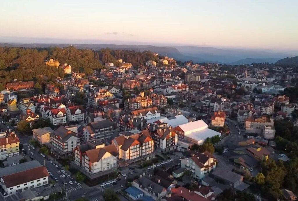 Prefeitura de Gramado estabelece cadastro prévio obrigatório para ônibus de excursão a partir de 14 de setembro 1 Centro de Gramado Aerea - Acontece Gramado