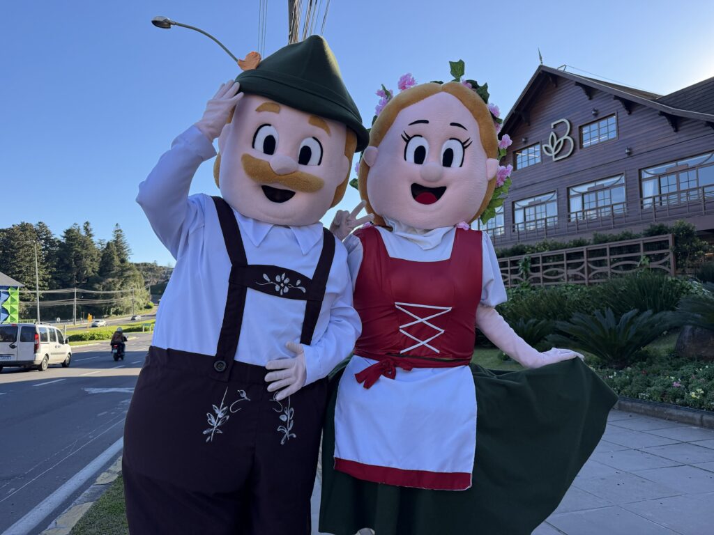 Oktoberfest Gramado começa sexta (18). Programação tem shows nacionais, bandas, desfiles, concursos e bailes 1 Fritz e Frida Oktoberfest Gramado 2026 1 - Acontece Gramado