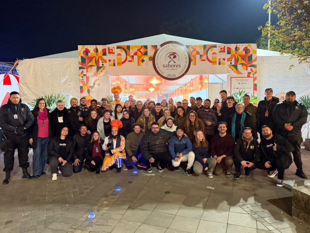 Com mais de 11 mil pratos e bebidas vendidos, Festival Sabores de Canela comemora sucesso em edição histórica 1 Participantes e organizacao do Festival - Acontece Gramado