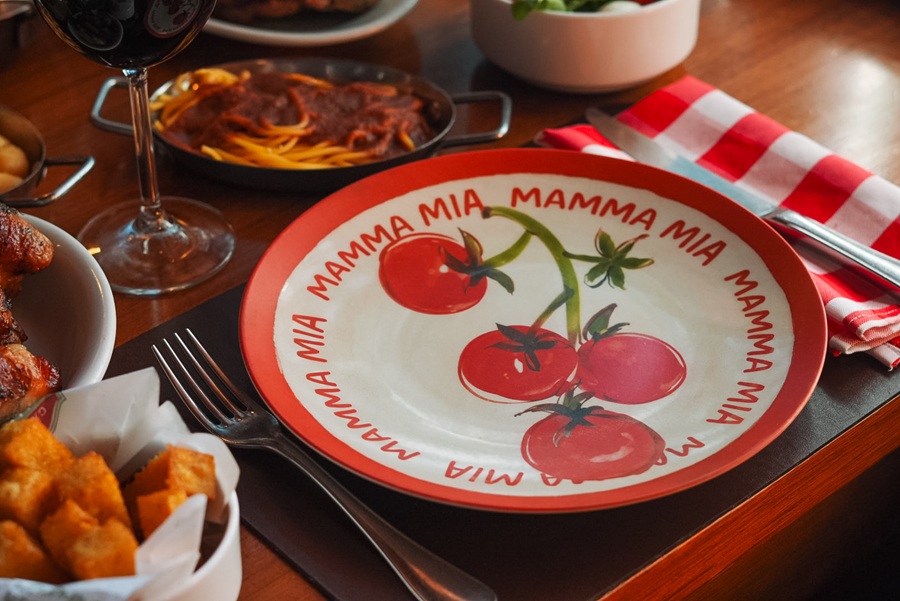 Mamma Mia e Tramontina lançam prato exclusivo em porcelana em ação inédita no Sul do país 1 Prato Mamma Mia e Tramontina Creditos Isabella Santana 1 - Acontece Gramado
