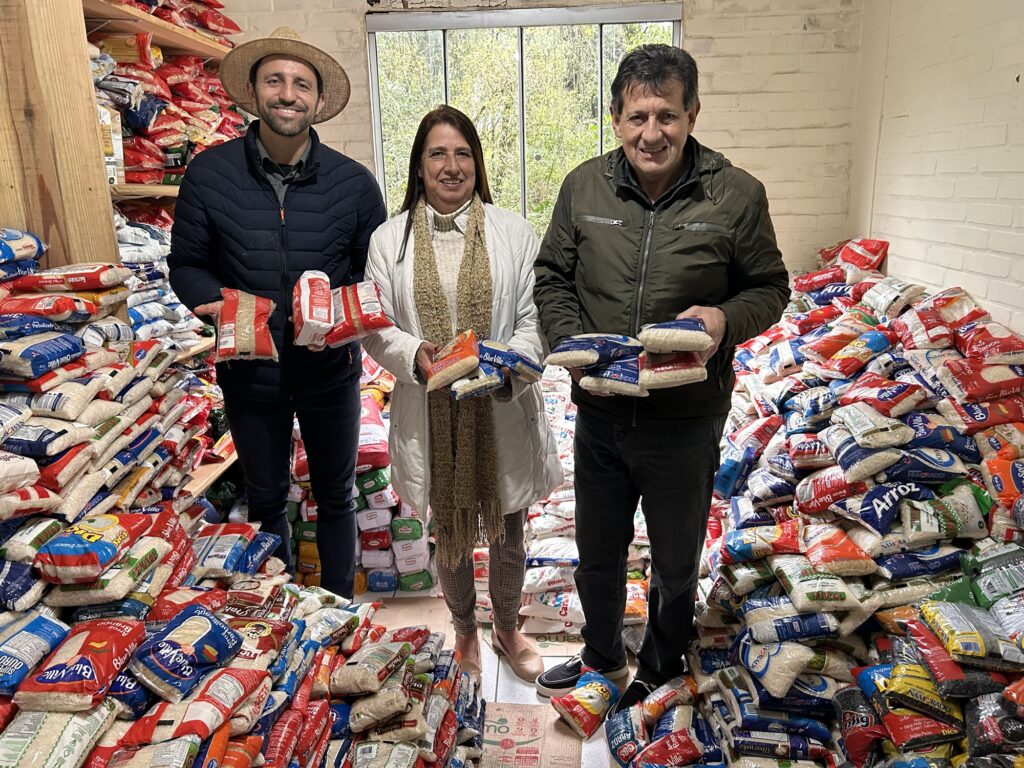 Gramado Weekend (Mirada e Menos é Mais) arrecada e doa mais de 1,5 tonelada de alimentos para entidades 1 Secretario Eliezer Lima Maria de Oliveira e Ilton Gomes - Acontece Gramado