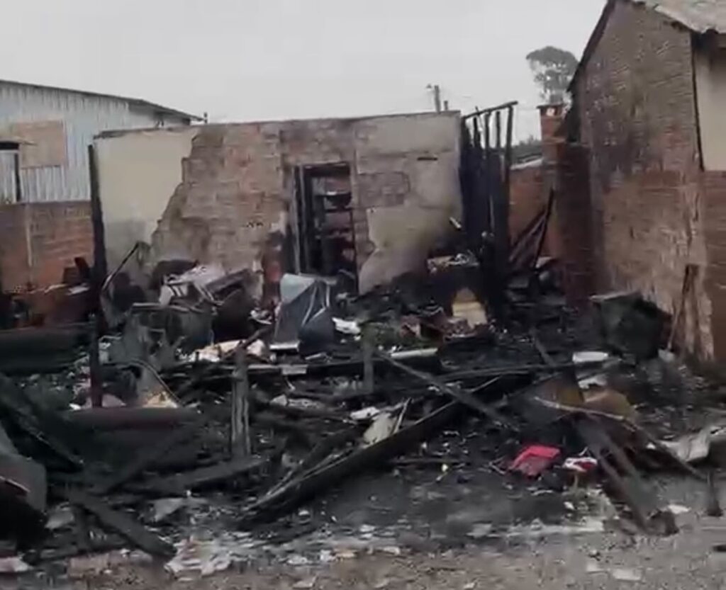 Incêndio em Canela: Morador está internado com queimaduras de segundo grau e famílias precisam de ajuda 1 incendio canela 4 - Acontece Gramado