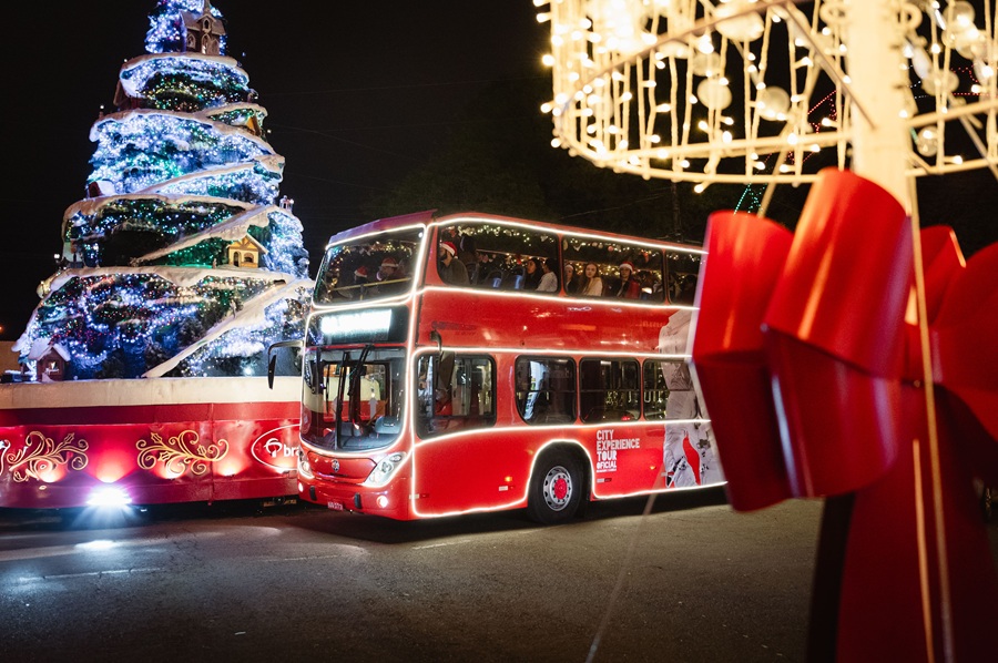 Espetáculo sobre rodas transforma ruas de Gramado e Canela em palco natalino 1 Bustour Illumination Show 1 4 - Acontece Gramado