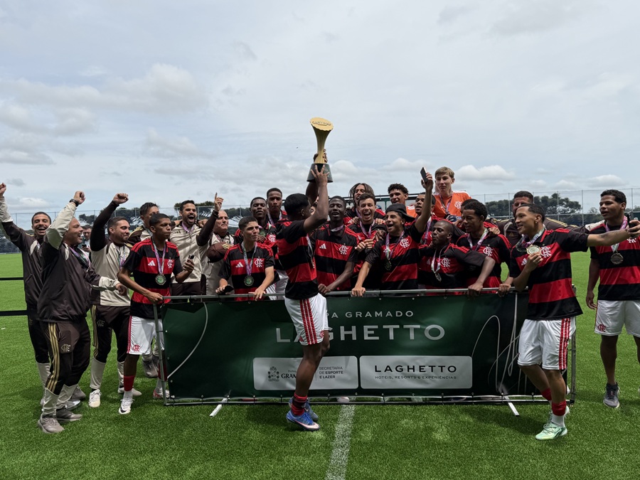 Flamengo goleia o Fortaleza e conquista o tricampeonato da Copa Gramado Laghetto Sub-16 1 Foto final Flamengo comemoracao - Acontece Gramado